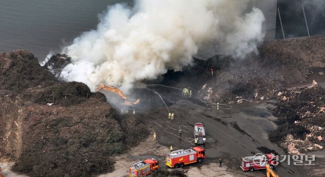 25일 인천 중구 북성동1가 인근 폐목재 야적장에서 소방대원들이 화재를 진압하고 있다. 지난 24일 오후 9시 48분쯤 발생한 화재는 소방관 81명과 펌프차 등 35대를 투입해 이날 오전 7시 36분쯤 큰 불길을 잡았다. 조병석 기자