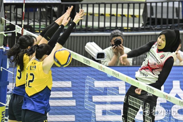 여자배구 플레이오프 정관장, 현대건설에 1차전 승리 [포토뉴스]