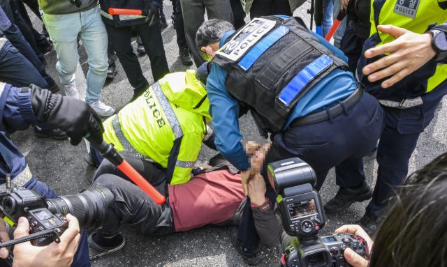 25일 서울 서초구 남태령고개 일대에서 경찰들과 전농 회원들이 대치를 벌이던 중 몸싸움을 하고 있다. 윤원규기자