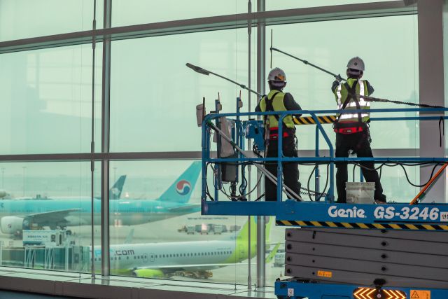 인천국제공항공사 직원들이 봄을 맞아 여객터미널 외벽유리를 청소하고 있다. 공항공사 제공