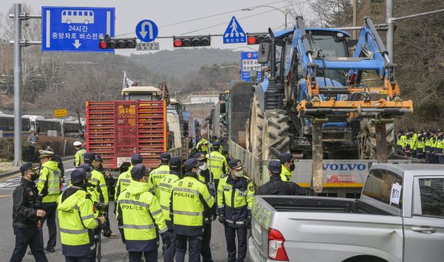 25일 서울 서초구 남태령고개 일대에서 경찰이 윤석열 대통령 탄핵 촉구 트랙터 시위에 나선 전국농민회총연맹(전농)의 차량을 저지하고 있다. 윤원규기자