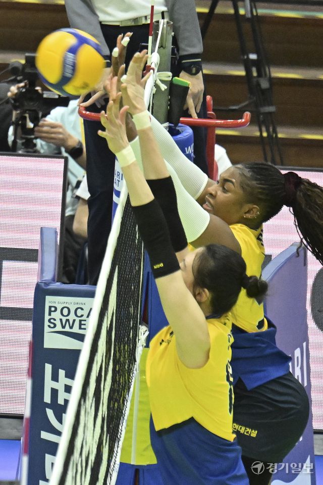 여자배구 플레이오프 정관장, 현대건설에 1차전 승리 [포토뉴스]