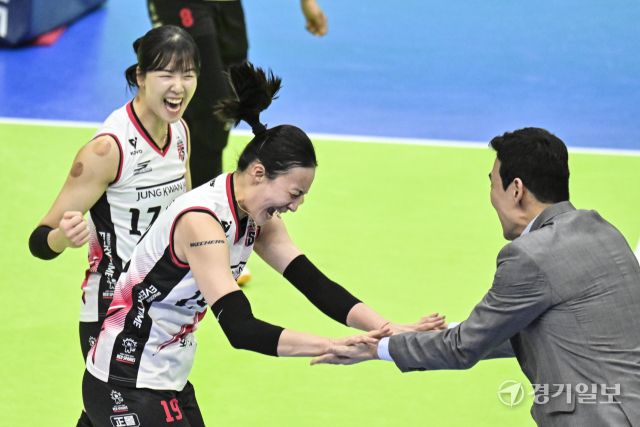 여자배구 플레이오프 정관장, 현대건설에 1차전 승리 [포토뉴스]