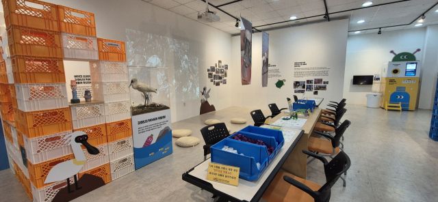 인천 강화군 강화자연사박물관에서 오는 9월14일까지 ‘플라스틱 지구 : 해양쓰레기전’ 기획 전시를 연다. 강화군 제공