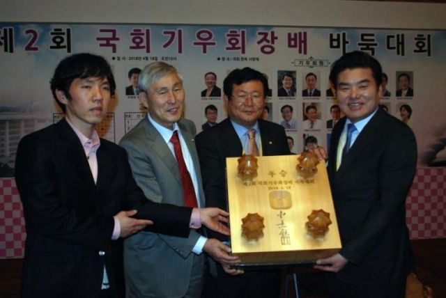 국회 기우회원들이 지난 2018년 열린 제2회 국회기우회장배 바둑대회에 참가했다. 왼쪽부터 이창호 국수, 조훈현 국수, 설훈 21대 회장, 원유철 19·20대 회장. 원유철 전 미래한국당 대표 제공