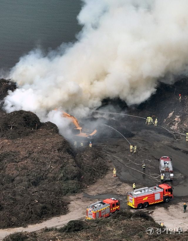 25일 인천 중구 북성동1가 인근 폐목재 야적장에서 소방대원들이 화재를 진압하고 있다. 지난 24일 오후 9시 48분쯤 발생한 화재는 소방관 81명과 펌프차 등 35대를 투입해 이날 오전 7시 36분쯤 큰 불길을 잡았다. 조병석 기자