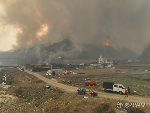 영남권을 중심으로 발생한 동시다발 산불이 닷새째 이어지면서 피해가 급증하고 있다. 25일 경북 의성의 산불은 강풍 속에 안동과 청송까지 확산되고, 안평면 하령리 일대 마을에는 대피령이 내려졌다. 사진은 시뻘건 불길이 번지고 있는 구하령 마을 인근 야산. 조주현기자