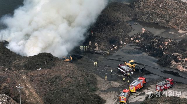 25일 인천 중구 북성동1가 인근 폐목재 야적장에서 소방대원들이 화재를 진압하고 있다. 지난 24일 오후 9시 48분쯤 발생한 화재는 소방관 81명과 펌프차 등 35대를 투입해 이날 오전 7시 36분쯤 큰 불길을 잡았다. 조병석 기자
