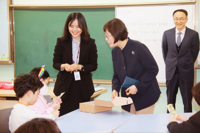 지난 25일 남양주신촌초에 마련된를 방문한 서은경 구리남양주교육지원청 교육장 .구리남양주교육지원청