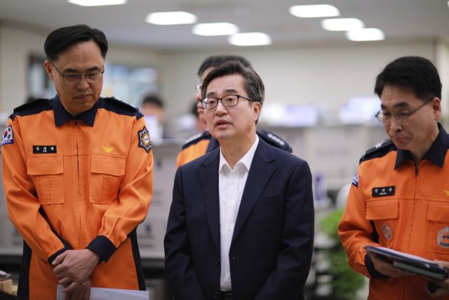 26일 오전 수원남부소방서에서 김동연 경기도지사가 산불 예방을 위한 현장 점검을 하고 있다. 경기도 제공