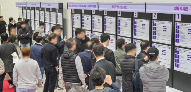 '경기도 버스운수 종사자 양성과정 교육생 모집 및 채용박람회'가 열린 26일 오전 수원매쎄에서 구직자들이 구직게시판을 둘러보고 있다. 이날 열린 채용 박람회에서는 도내 49개 버스운송업체가 참여해 구인 활동을 벌였다. 윤원규기자