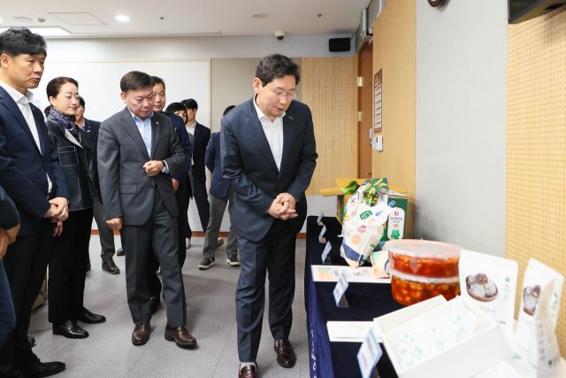 25일 오전 용인시청 영상회의실에서 열린 ‘제1회 특산품 지정 심의위원회’ 정기회의에 참석한 이상일 시장 등 관계자들이 특산품을 둘러보고 있다. 용인특례시 제공