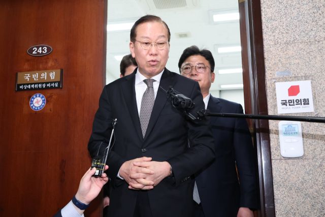 국민의힘 권영세 비상대책위원장이 26일 서울 여의도 국회에서 더불어민주당 이재명 대표의 공직선거법 위반 항소심 무죄 선고와 관련해 입장을 밝히고 있다. 연합뉴스