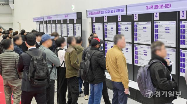 '경기도 버스운수 종사자 양성과정 교육생 모집 및 채용박람회'가 열린 26일 오전 수원매쎄에서 구직자들이 구직게시판을 둘러보고 있다. 이날 열린 채용 박람회에서는 도내 49개 버스운송업체가 참여해 구인 활동을 벌였다. 윤원규기자