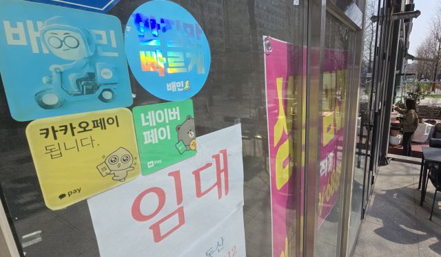 26일 인천 남동구의 한 폐업한 가게 앞에는 ‘임대’를 알리는 포스터가 붙어져있다. 조병석기자