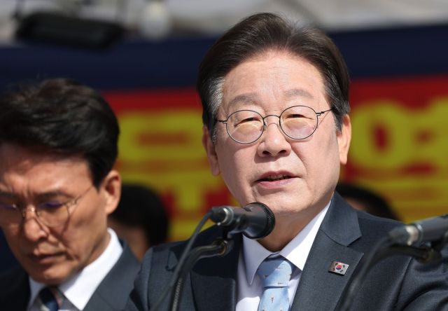 더불어민주당 이재명 대표가 26일 서울 종로구 광화문 천막당사에서 열린 최고위원회의에서 발언하고 있다. 연합뉴스