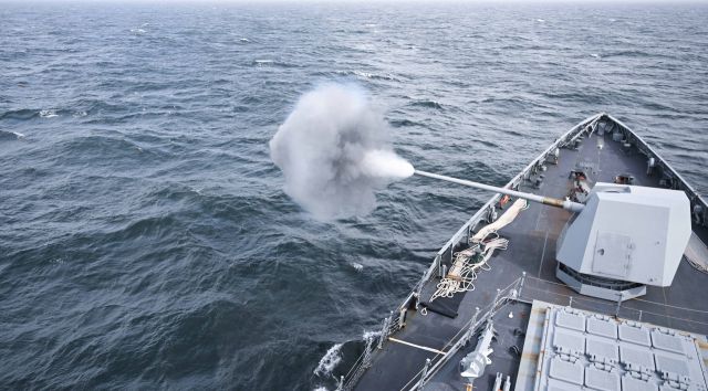 전날 서해 중부 해상에서 실시된 해상기동훈련에서 대전함(FFG-II, 3100톤)이 실사격 훈련을 하고 있다. 해군 2함대사령부 제공
