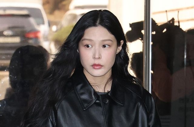 입시비리 혐의를 받는 조국혁신당 조국 전 대표의 딸 조민 씨가 26일 서울중앙지법에서 열린 항소심 첫 재판에 출석 중이다. 연합뉴스