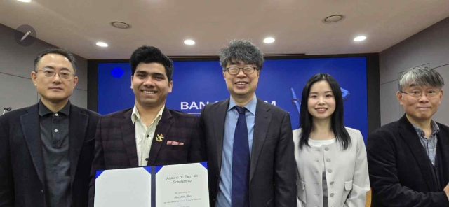 아주대학교 국제대학원이 조성한 ‘이순신 장학금’이 첫 수혜자로 네팔 출신 재학생 반 스타 람(왼쪽에서 두 번째)씨가 선정됐다. 아주대학교 제공