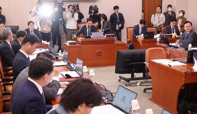 26일 국회에서 열린 법제사법위원회 전체회의에서 정청래 위원장이 의사봉을 두드리고 있다. 연합뉴스