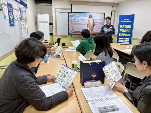 안양동안경찰서는 26일 YWCA와 함께 시민을대상으로 성범죄 예방 교육과 홍보활동을 펼쳤다. 안양동안경찰서 제공.