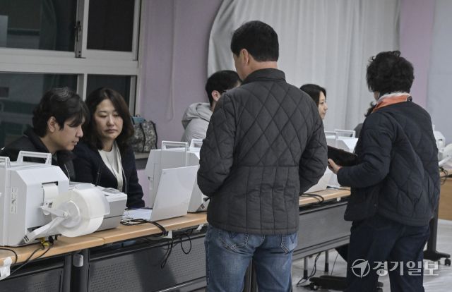 경기도의회의원보궐선거 사전투표 시작 [포토뉴스]