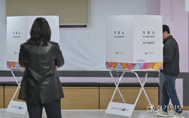 경기도의회의원보궐선거 사전투표 시작 [포토뉴스]