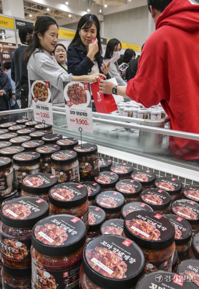 27일 오전 '2025 수원 메가쇼'가 열린 수원컨벤션센터를 찾은 시민들이 다양한 먹거리를 둘러보고 있다. 오는 30일까지 열리는 이번 행사에서는 전국에서 생산된 먹거리와 생필품을 만나볼 수 있다. 윤원규기자