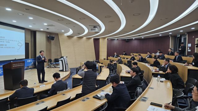 유정복 인천시장이 지난 26일 오후 서울대학교 아시아연구소에서 열린 서울대학교 정치지도자과정 제2기 특강에 나서 강연하고 있다. 박기웅기자