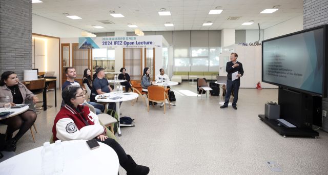 인천에 살고 있는 외국인들이 비자 관련 공개 강좌를 듣고 있다. 인천경제청 제공