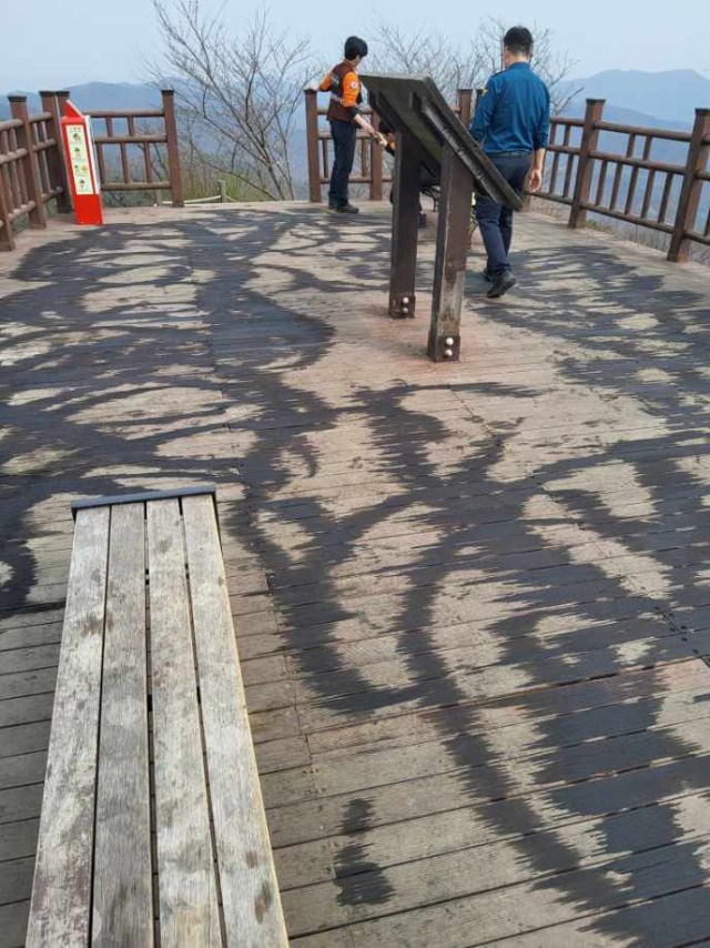 화성시 비봉면 태행산 정상 데크에 기름으로 추정되는 물질이 뿌려져 경찰이 수사에 나섰다. 화성소방서 제공