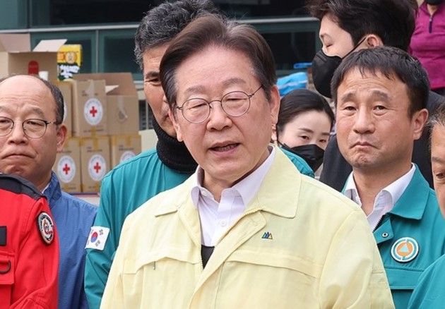 27일 경북 청송군 진보문화체육센터에 마련된 이재민 대피소를 찾은 이재명 더불어민주당 대표. 연합뉴스