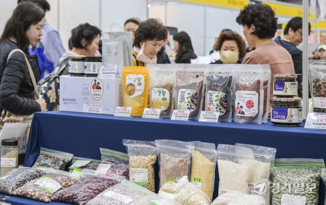 27일 오전 '2025 수원 메가쇼'가 열린 수원컨벤션센터를 찾은 시민들이 다양한 먹거리를 둘러보고 있다. 오는 30일까지 열리는 이번 행사에서는 전국에서 생산된 먹거리와 생필품을 만나볼 수 있다. 윤원규기자