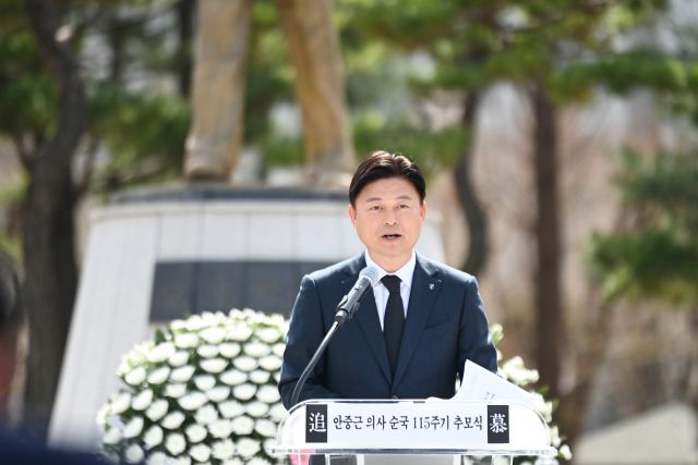 조용익 부천시장이 지난 26일 안중근공원에서 광복회 부천시지회 주관으로 열린 ‘안중근 의사 순국 115주기 추념식’에서 인사말을 하고 있다.부천시 제공.