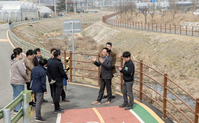 한민수 시의원이 남동구 운연로 산책로에서 관계자들과 안전 점검을 하고 있다. 한민수 의원 제공