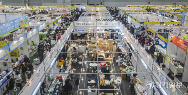 27일 오전 '2025 수원 메가쇼'가 열린 수원컨벤션센터를 찾은 시민들이 다양한 먹거리를 둘러보고 있다. 오는 30일까지 열리는 이번 행사에서는 전국에서 생산된 먹거리와 생필품을 만나볼 수 있다. 윤원규기자