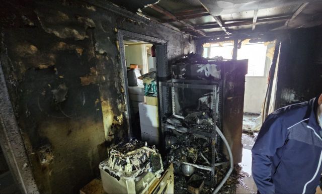 27일 오후 4시3분께 수원시 권선구 평동의 한 아파트 10층에서 화재가 발생했다. 현장 모습. 경기도소방재난본부 제공