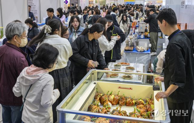 27일 오전 '2025 수원 메가쇼'가 열린 수원컨벤션센터를 찾은 시민들이 다양한 먹거리를 둘러보고 있다. 오는 30일까지 열리는 이번 행사에서는 전국에서 생산된 먹거리와 생필품을 만나볼 수 있다. 윤원규기자