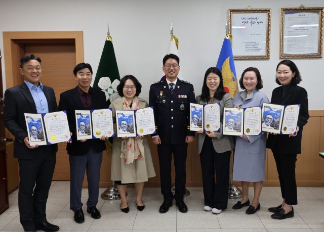 27일 김태영 서장과 선도심사위원회 관계자 및 교육자가 선도심사위원회 위촉식을 마치고 기념사진을 촬영하고 있다. 수원서부경찰서 제공