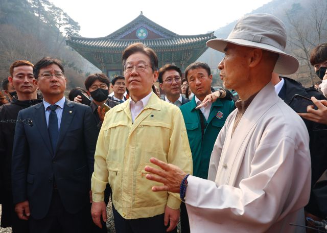 더불어민주당 이재명 대표가 27일 이번 산불로 소실된 경북 의성군 단촌면 고운사를 방문해 피해 현장을 살펴보고 있다. 연합뉴스