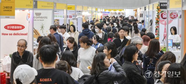 27일 오전 '2025 수원 메가쇼'가 열린 수원컨벤션센터를 찾은 시민들이 다양한 먹거리를 둘러보고 있다. 오는 30일까지 열리는 이번 행사에서는 전국에서 생산된 먹거리와 생필품을 만나볼 수 있다. 윤원규기자