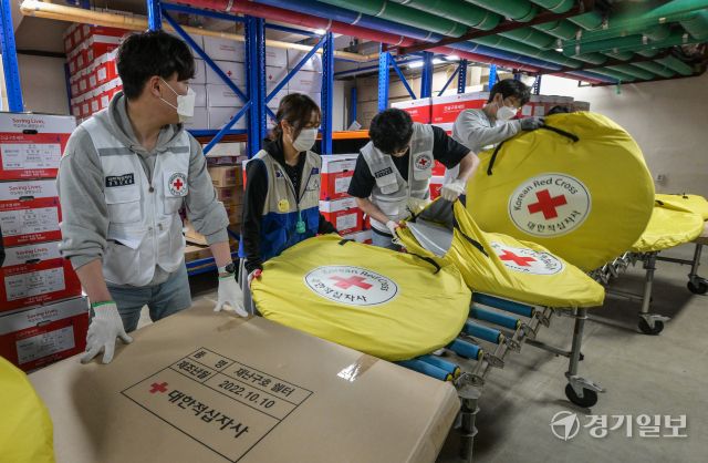 27일 오후 대한적십자사 경기도지사 구호창고에서 관계자들이 영남권 대형 산불로 피해를 입은 이재민에게 지원할 재난용 쉘터를 옮기고 있다. 이번 쉘터 100세트는 경북 영덕군민운동장으로 전달된다. 대한적십자사 경기도지사 관계자는 ‘앞으로도 지원 요청이 올 경우 가용 가능한 물품을 지원하겠다’고 밝혔다. 윤원규기자