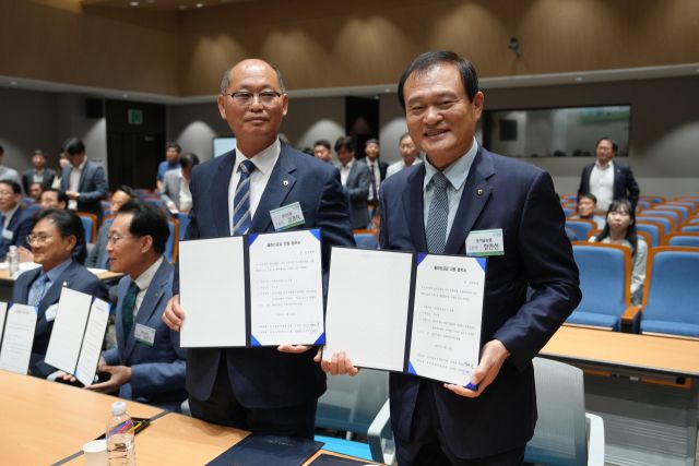 동서울농협(조합장 장만선 오른쪽)과 경기도 포천군 관인농협(조합장 김경식)이 '출하선급금지원 협약식' 모습. 동서울농협 제공