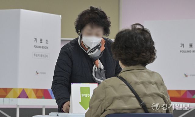 경기도의회의원보궐선거 사전투표 시작 [포토뉴스]