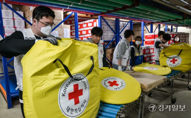 27일 오후 대한적십자사 경기도지사 구호창고에서 관계자들이 영남권 대형 산불로 피해를 입은 이재민에게 지원할 재난용 쉘터를 옮기고 있다. 이번 쉘터 100세트는 경북 영덕군민운동장으로 전달된다. 대한적십자사 경기도지사 관계자는 ‘앞으로도 지원 요청이 올 경우 가용 가능한 물품을 지원하겠다’고 밝혔다. 윤원규기자