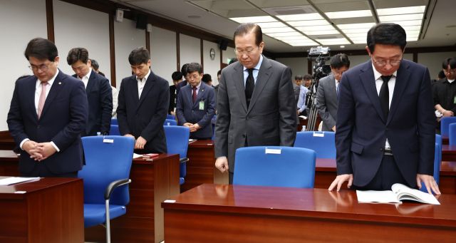 배준영 의원을 비롯한 관계자들이 국회도서관 소회의실에서 ‘세계로 가는 물류 관문 인천 전자상거래 허브 구축 전략 토론회’를 열었다. 배준영의원실 제공