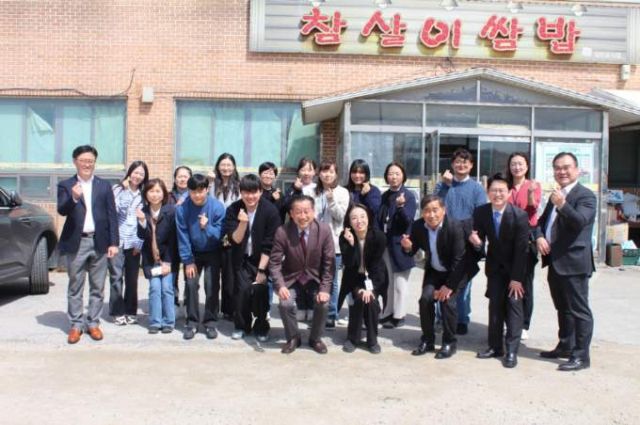 양주축협 이후광 조합장이 26일 양주아동보호전문기관 직원들과 기념촬영을 하고 있다. 양주축협 제공