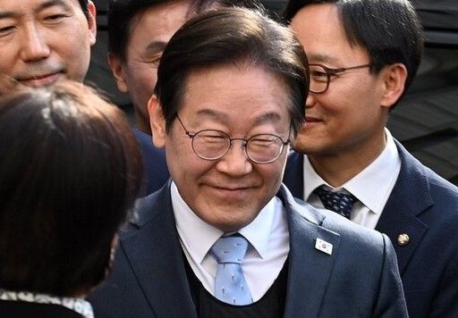 더불어민주당 이재명 대표가 지난 26일 서울 서초구 서울고등법원에서 열린 공직선거법 위반 항소심에서 무죄를 선고받은 뒤 법정을 나서고 있다. 연합뉴스