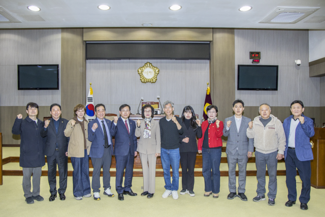 인천 중구와 동구의회 의원들이 행정 체제 개편을 위한 간담회를 열고 기념촬영을 하고 있다. 인천 중구의회 제공