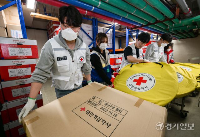 27일 오후 대한적십자사 경기도지사 구호창고에서 관계자들이 영남권 대형 산불로 피해를 입은 이재민에게 지원할 재난용 쉘터를 옮기고 있다. 이번 쉘터 100세트는 경북 영덕군민운동장으로 전달된다. 대한적십자사 경기도지사 관계자는 ‘앞으로도 지원 요청이 올 경우 가용 가능한 물품을 지원하겠다’고 밝혔다. 윤원규기자